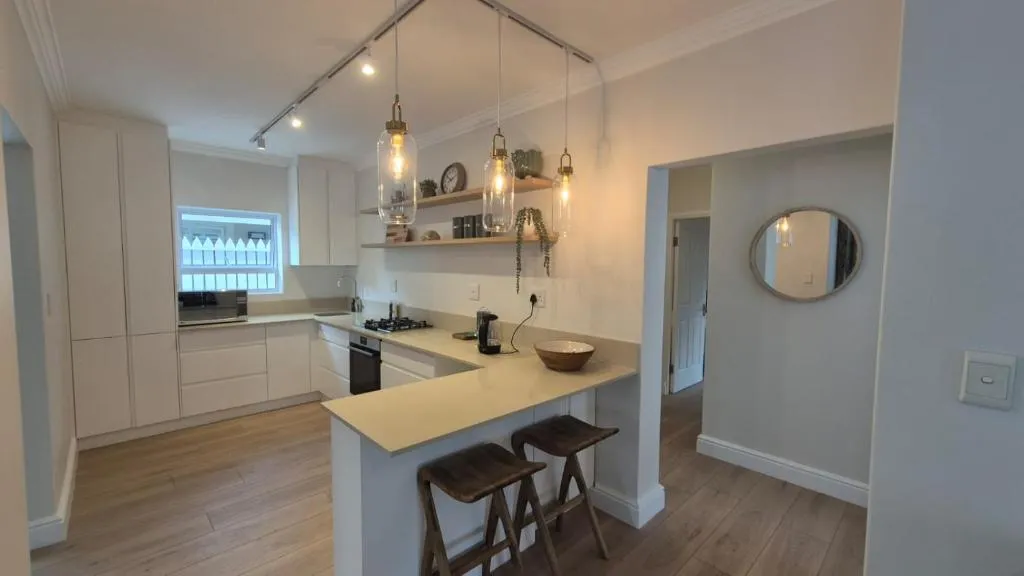 Kitchen with pendant lighting, gas hob and a two-seat breakfast bar