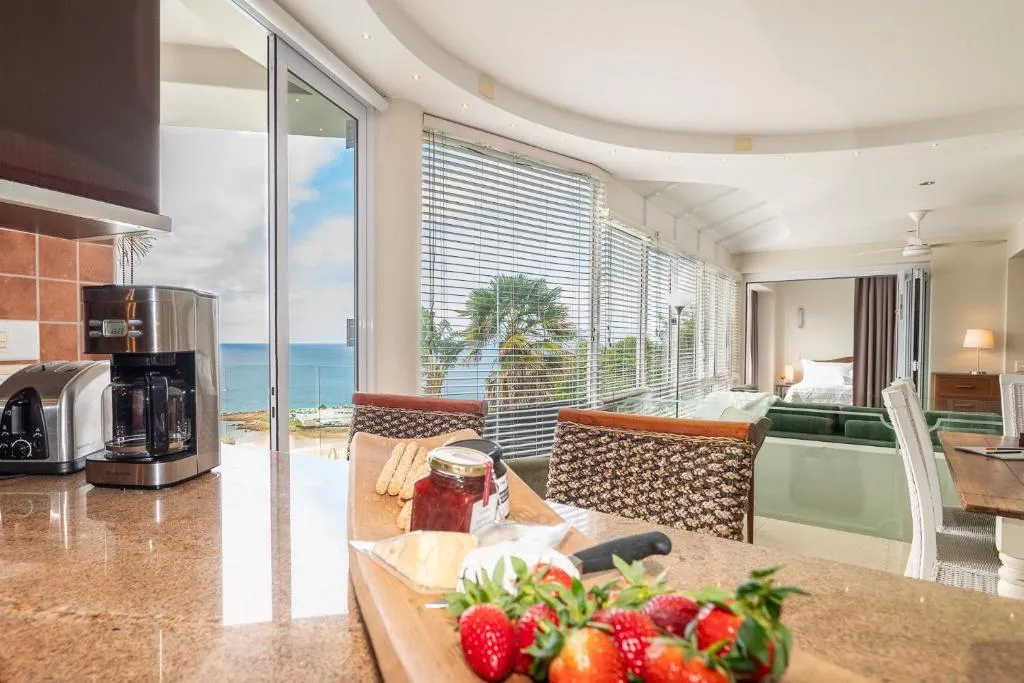 Kitchen counter with sea view through the sliding door onto the balcony
