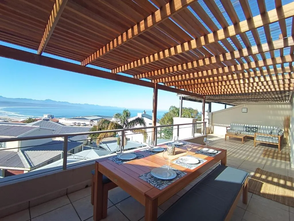 The Aquarella 3BD Coastal Stay with Sea Views